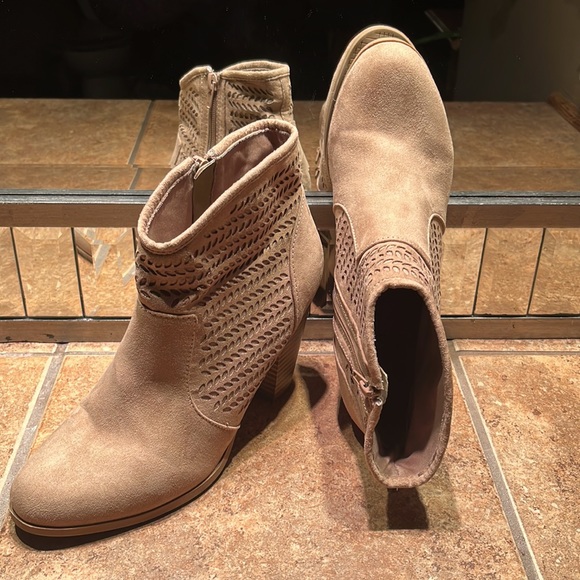 NWT Tan Faux Suede Booties - Picture 5 of 9